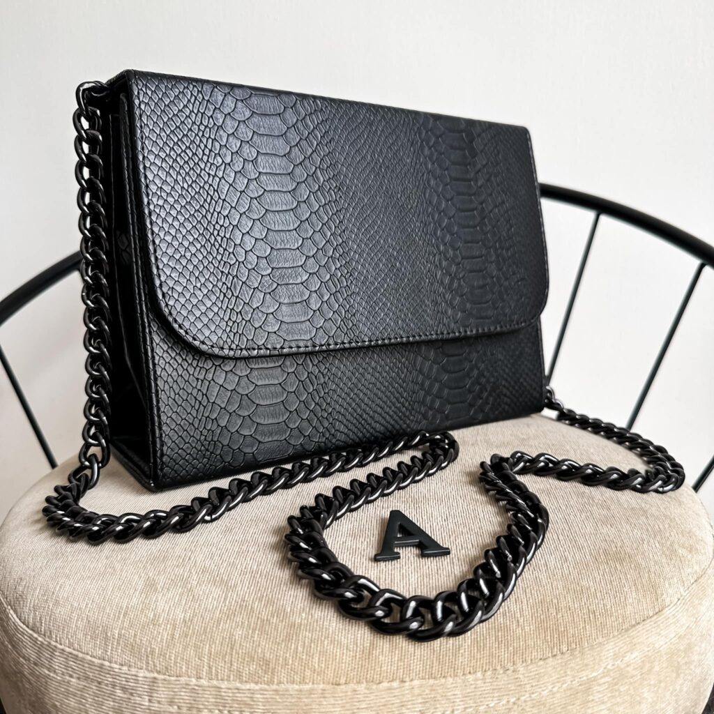 Julia Pyhton Full Black Cadena Negra